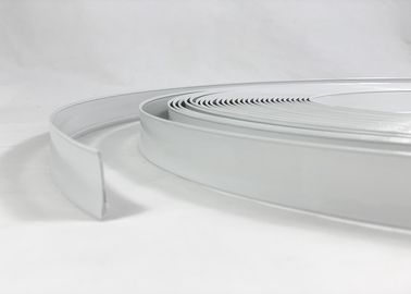Warna Putih Aluminium Arrow Shape Plastic Trim Cap 3D Letter Trim Cap Ketahanan Korosi Yang Baik
